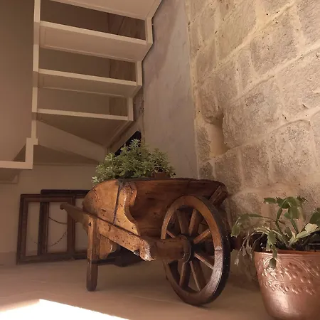 Le Petit Palais - Maison De Charme Bed and Breakfast 4*